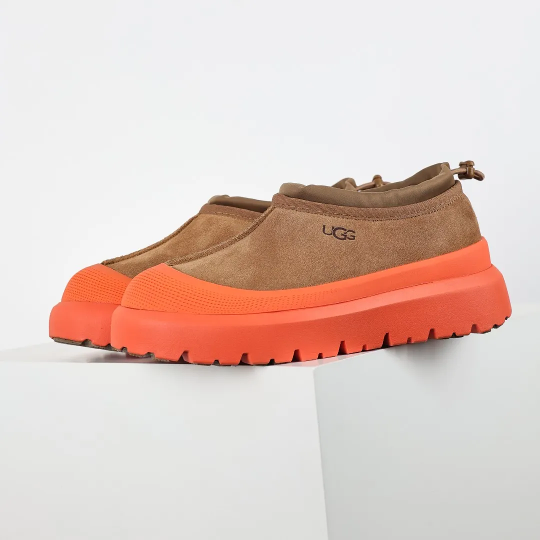 Pick up locally 💰620 Core recommendation Good price Cashmere insoles are a very suitable choice for keeping warm in winter and at home. In the new year, uug launched a series of styles, which are partial to the preferences of young consumers and have also moved to the forefront of fashion trends. Shoe body material Water-repellent coated suede upper 17mm UGGPURE™ implanted wool insole Lightweight non-slip comfortable rubber outsole With brand LOGO Trademark Comes with a full set of packaging Size: 35 36 37 38 39 40 41 42 43 44